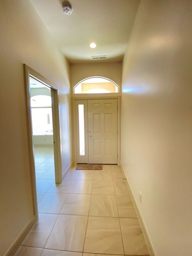 Building Photo - Gemstone Properties - Sky Ridge Townhome