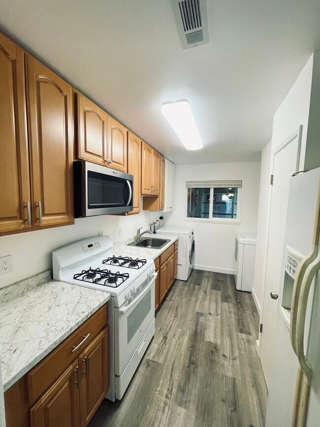 Foto del edificio - Spacious Duplex w/ New Upgrades!!