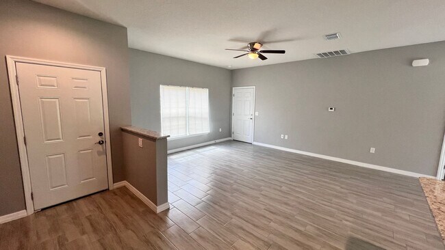 Foto del edificio - Beautiful 3 Bedroom, 2 Bathroom Home in Pa...