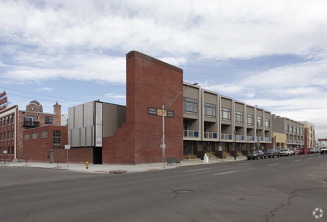 Foto del edificio - Chroma Townhomes