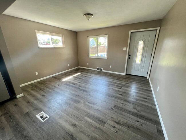 Building Photo - Newly Updated! 1 Bedroom 1 Bathroom Home -...