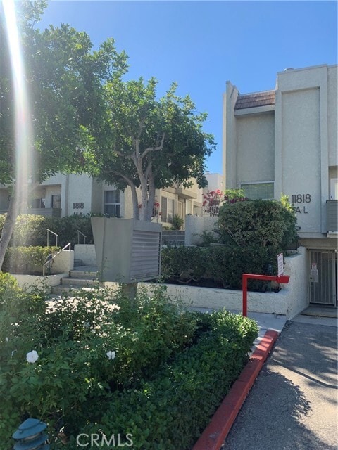 Building Photo - 11818 Moorpark St