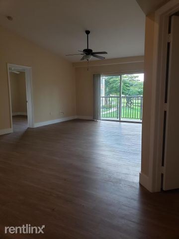 Building Photo - 700 Crestwood Ct S
