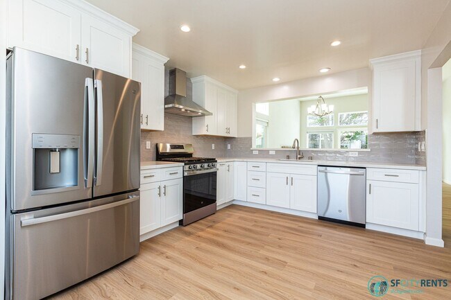 Foto del edificio - Pacifica: Newly Renovated Single Family Ho...