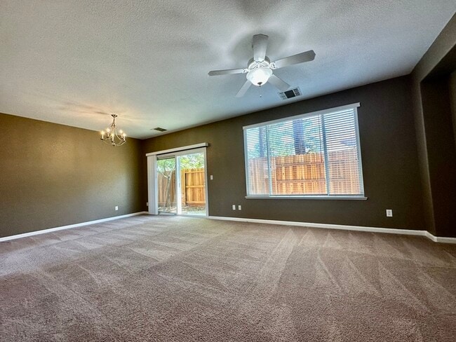 Foto del edificio - Beautiful 4 Bedroom, 2.5 Bathroom House in...