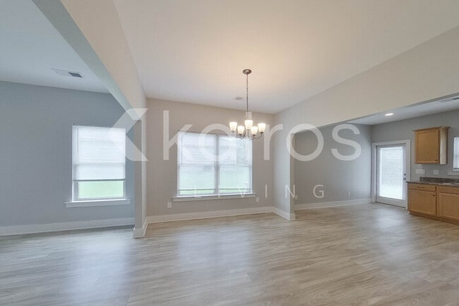Building Photo - 165 Maple Leaf Dr