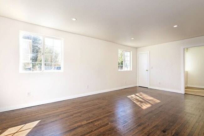 Building Photo - Newly Remodeled, Top Floor , One Bedroom