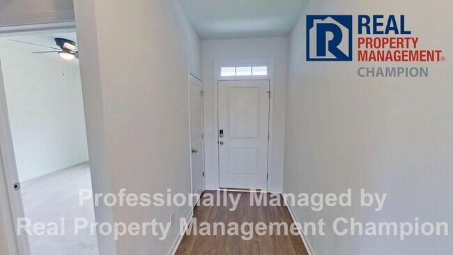 Foto del edificio - 4 Bedroom Home with Fenced Back Yard on Qu...