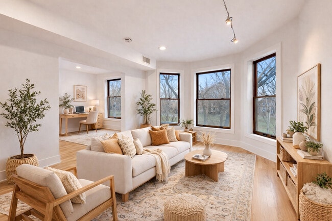 Building Photo - 2132 N Oakley Ave