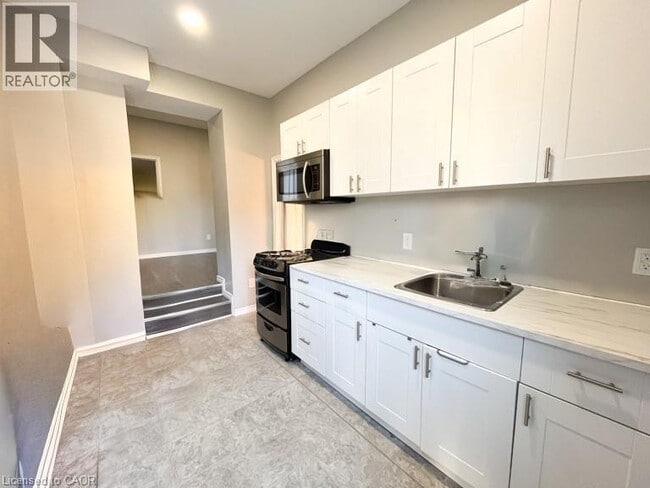 Photo du bâtiment - 70 Victoria Ave S