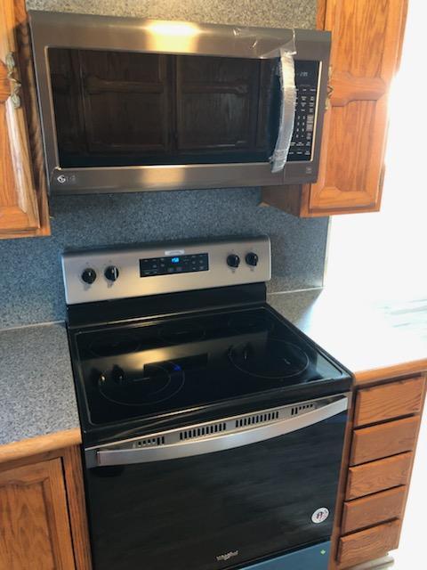estufa y microondas nuevos - 119 Fairview St.