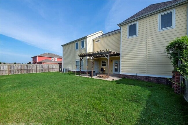 Foto del edificio - 671 N Rupple Rd