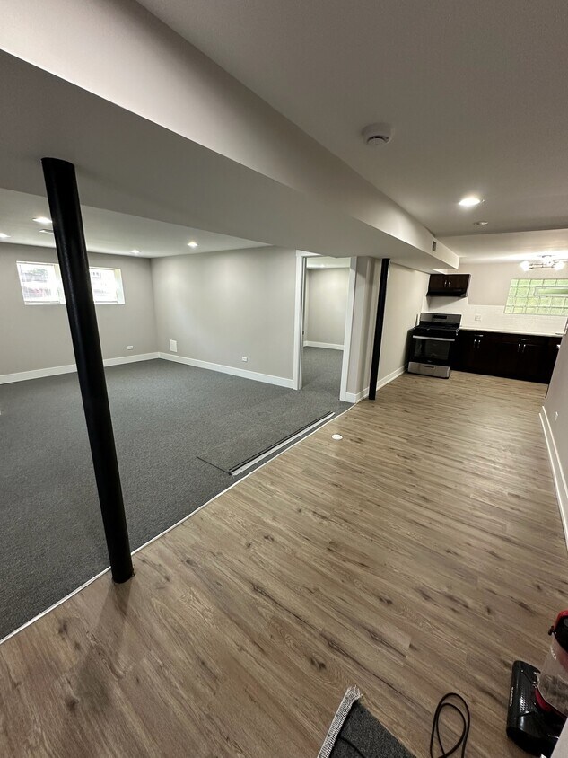 Foto principal - 1056 W 81st St