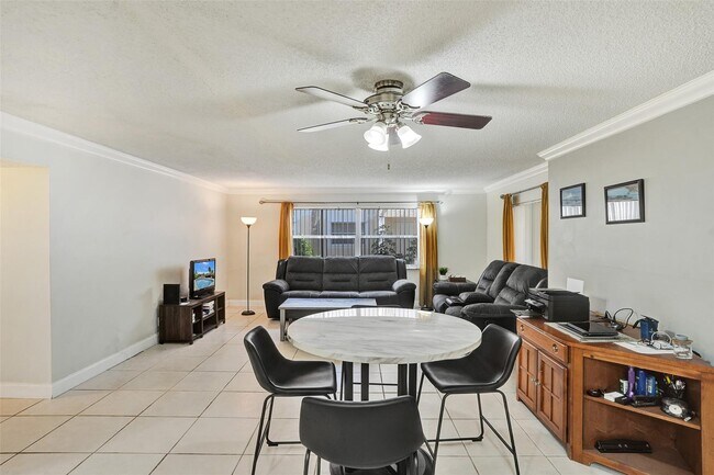 Foto del edificio - 12215 Royal Palm Blvd
