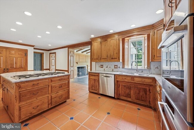 Foto del edificio - 1024 N Spring Mill Rd