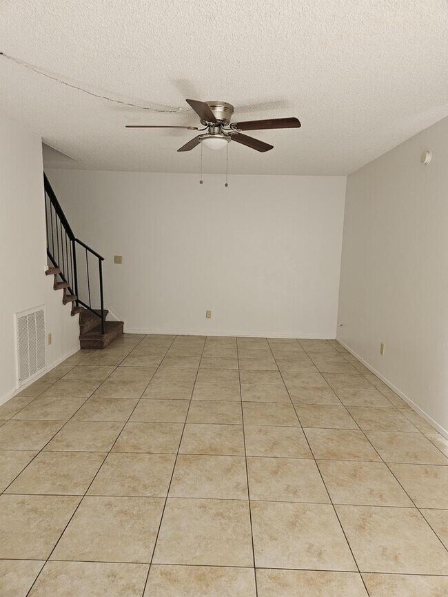 Building Photo - 3 Bedroom 1.5 Bath with Covered Parking