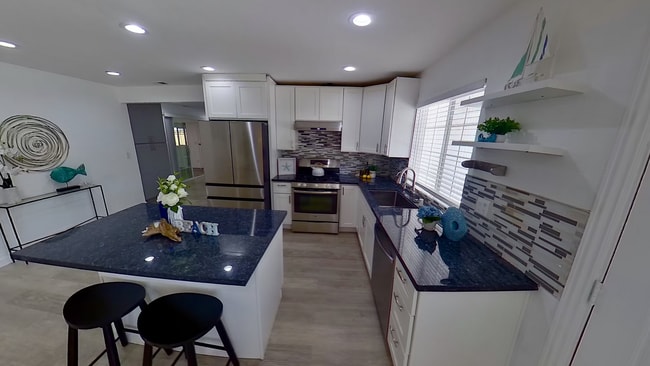 Cocina remodelada con armarios de almacenamiento - 471 Serenade Way