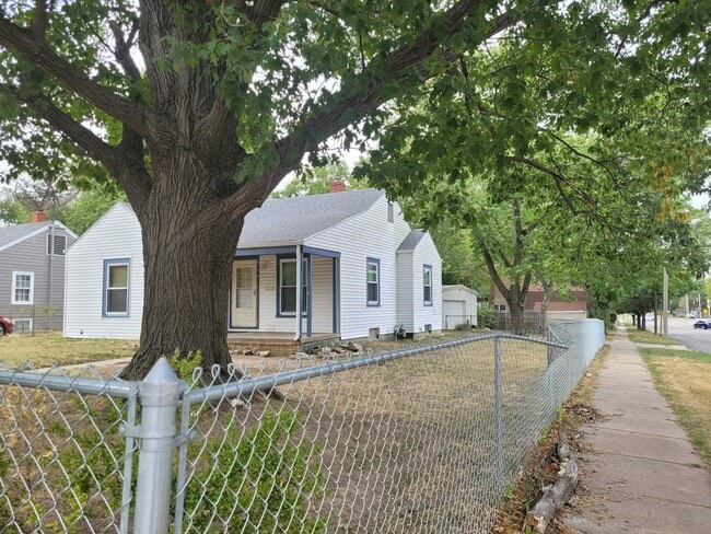 Building Photo - 903 S Rutan St