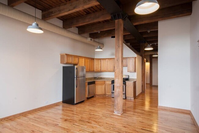 Building Photo - 216 N May St