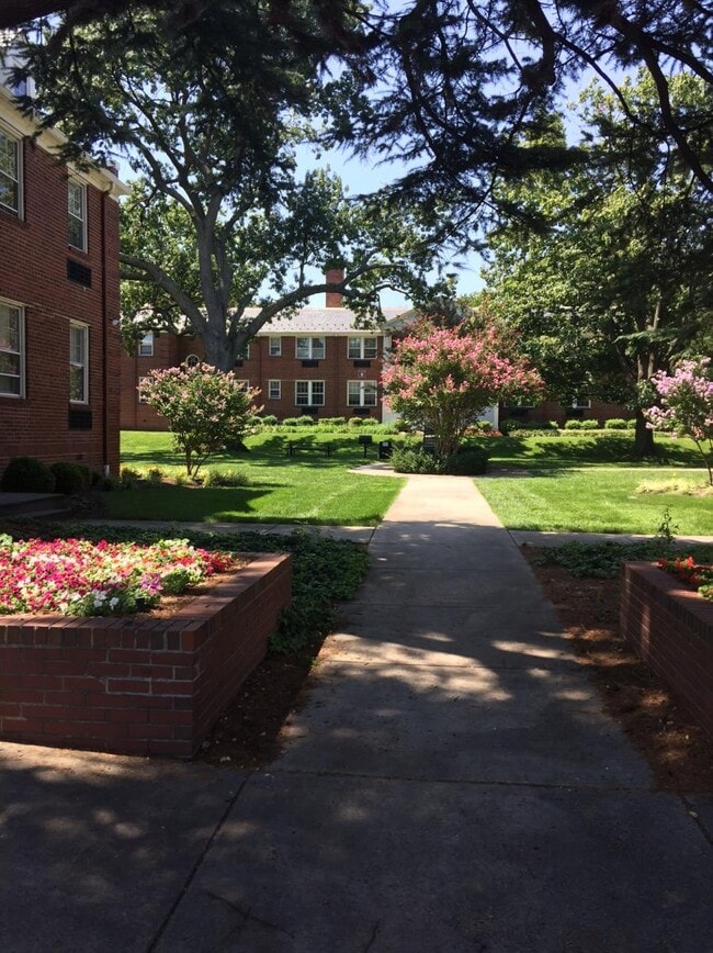 Photo - 715 S Washington St Apartment