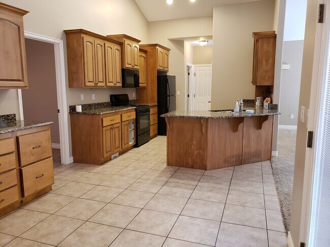 Building Photo - Fenced 4 bed 2 bath home with 3 car garage...