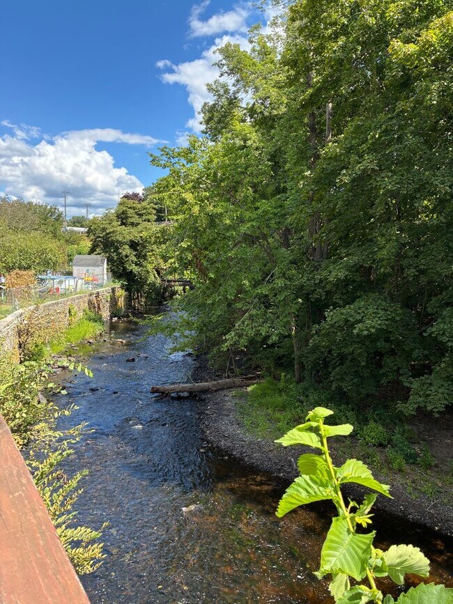 Foto del edificio - 1 bed 1 bath overlooking Quinebaug River