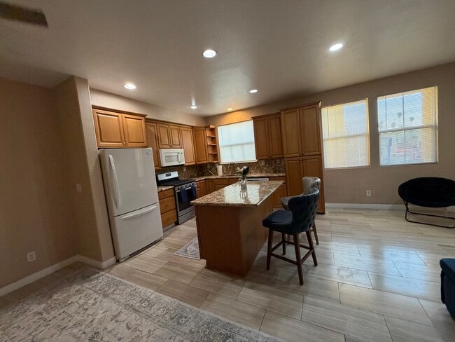 Building Photo - 1860 E 12th St