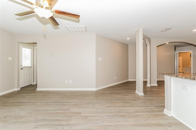 Foto del edificio - 25225 Dickens Dr