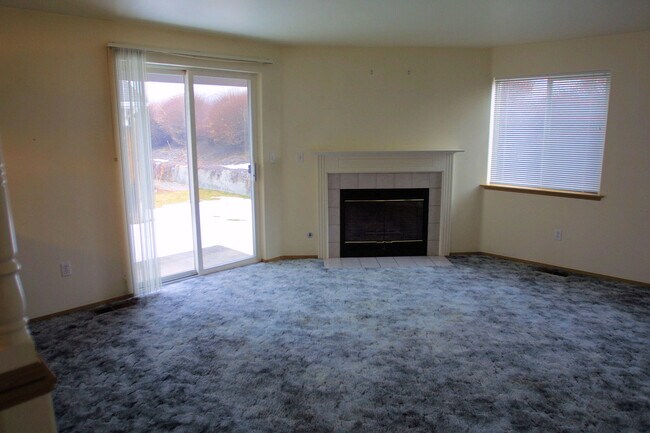 Building Photo - 5548 - 5550