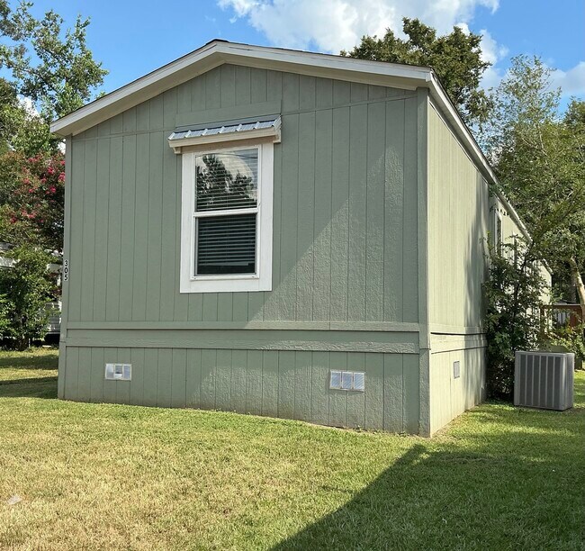 Building Photo - 305 Fryer St