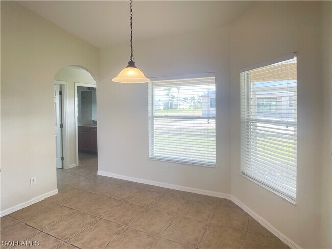 Building Photo - 129 SW 37th Ave
