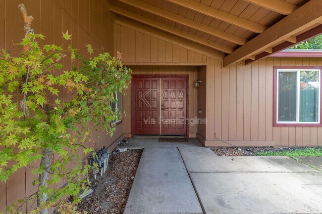 Building Photo - 2414 Shropshire Dr