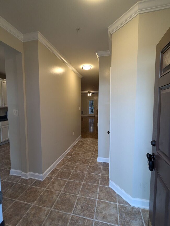 Building Photo - Top floor two level condo in Ballenger Cre...