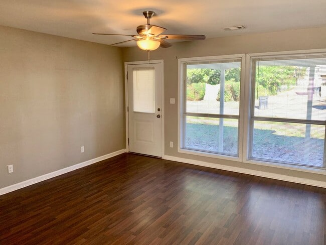 Building Photo - For Lease - 3 Bedroom 1 Bath House!