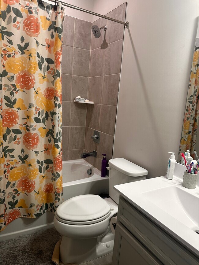 1 baño completo - 9924 Oaklawn Blvd NW