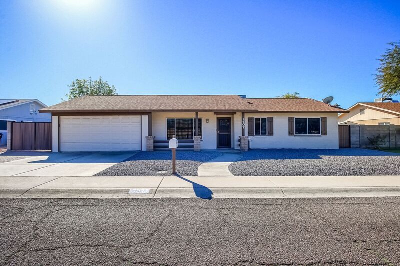 Primary Photo - 1407 W Taro Ln