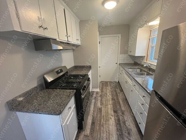 Building Photo - 1807 Giant St