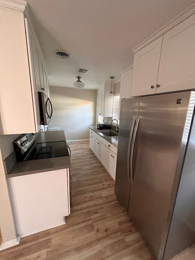 Foto del edificio - Move in ready!