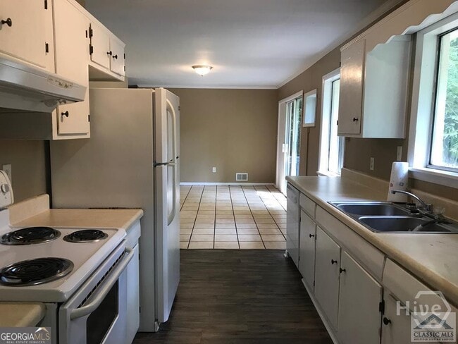 Building Photo - 135 Lillian Dr