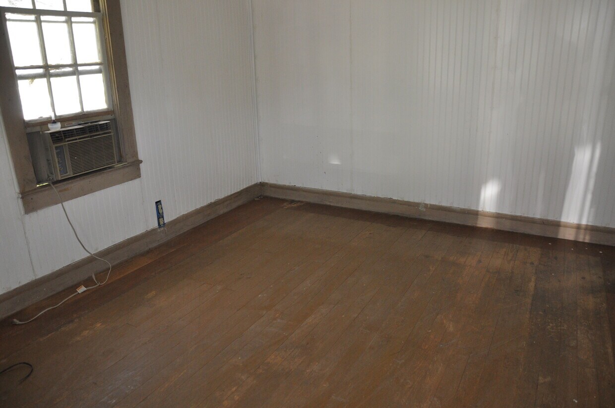 Building Photo - 402 College Heights