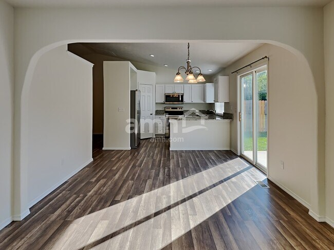 Foto del edificio - 16605 Sadie Ave