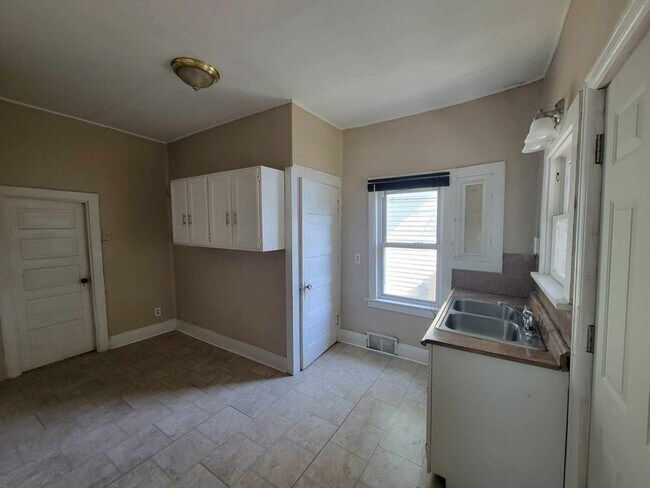 Building Photo - Spacious 3 bedroom located in North Toledo
