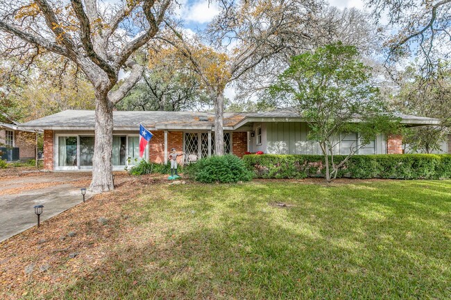 Foto del edificio - BEAUTIFUL SINGLE-STORY HOME IN MACARTHUR PARK