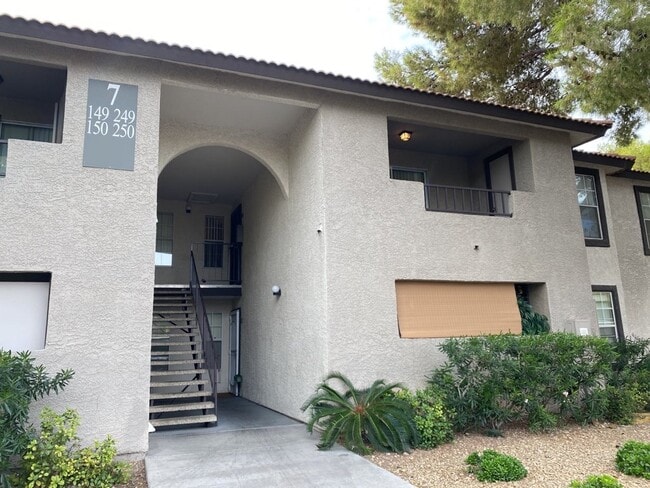 Building Photo - 3 Bedroom 2 1/2 bath condo located on second floor.