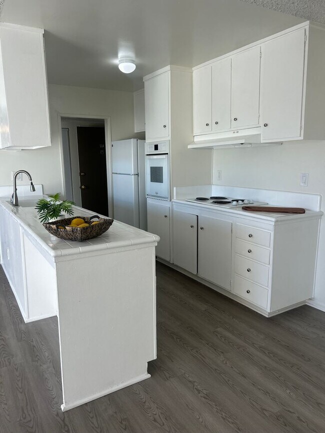 Foto del edificio - Bright 1 Bed / 1 Bath with Balcony & Pool – Central AC – Pet Friendly!