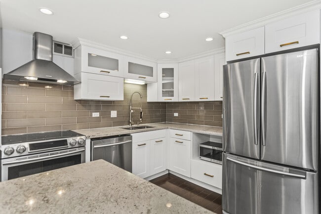 Building Photo - 110 E Delaware Pl