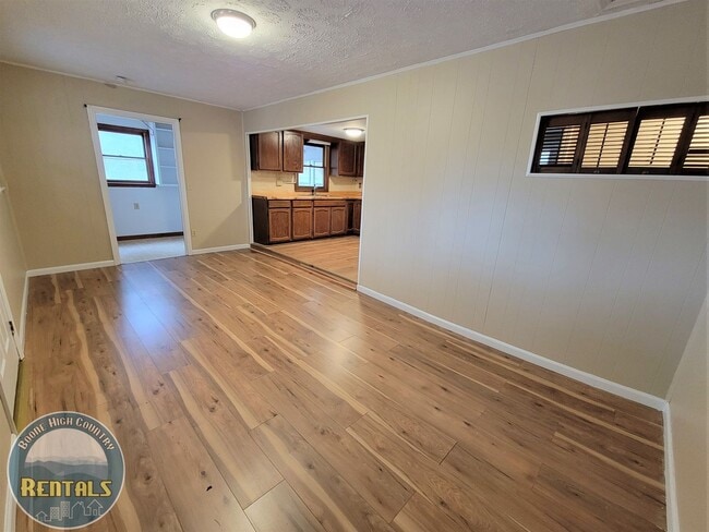 Building Photo - 2 Bedroom Right in Town!