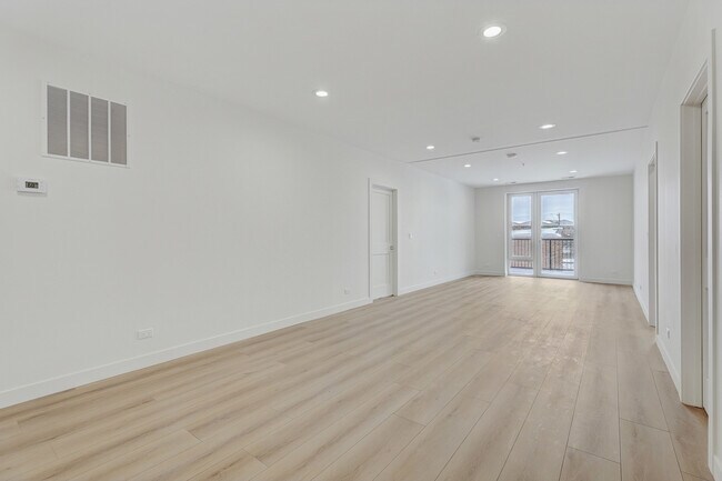 Foto del edificio - 9201 N Milwaukee Ave