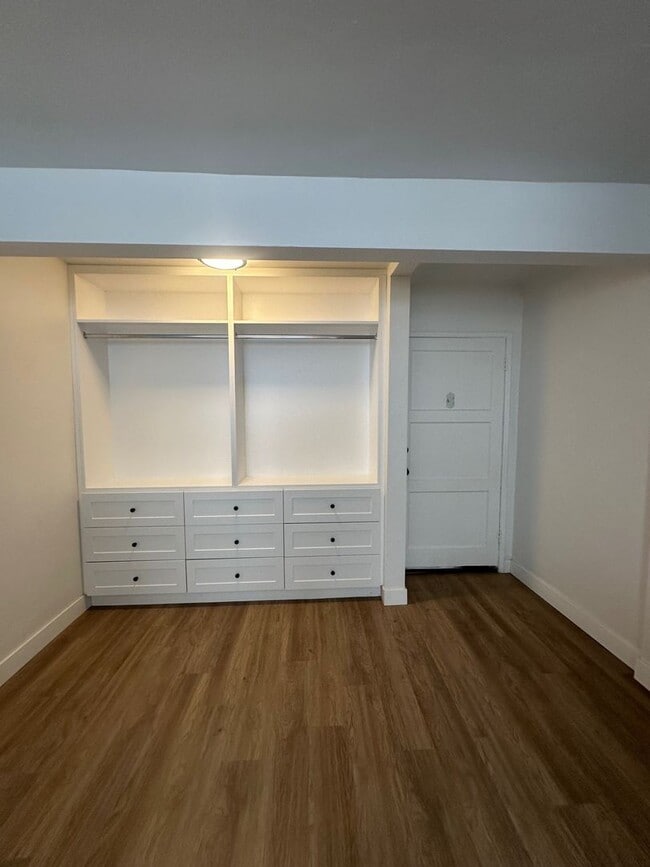Building Photo - Newly Renovated Studio on 2nd Street!