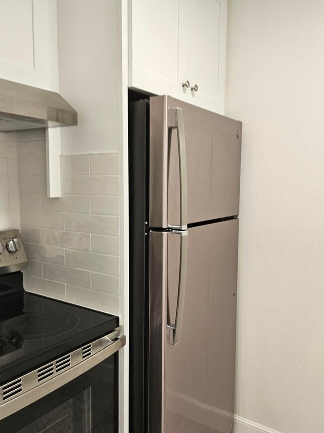 Building Photo - 510 Peninsula Ave